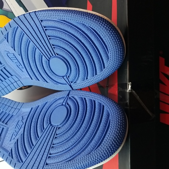 Air Jordan 1 Retro High OG "Royal Toe" - Picture 4 of 8